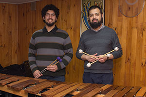 El alumno Matías Bravo junto al profesor de percusión de la Academia, Gonzalo Vargas.