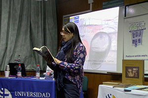 Consuelo Martínez, poeta regional quien leyó alguna de las obras del libro en la presentación del libro a la comunidad.